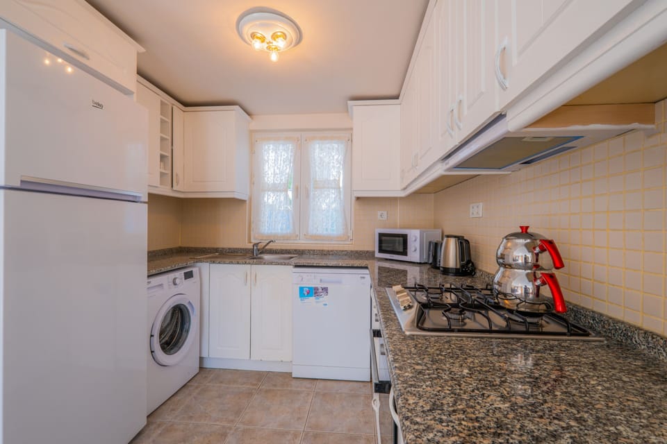 Deluxe Villa | Shared kitchen | Full-size fridge, microwave, oven, stovetop