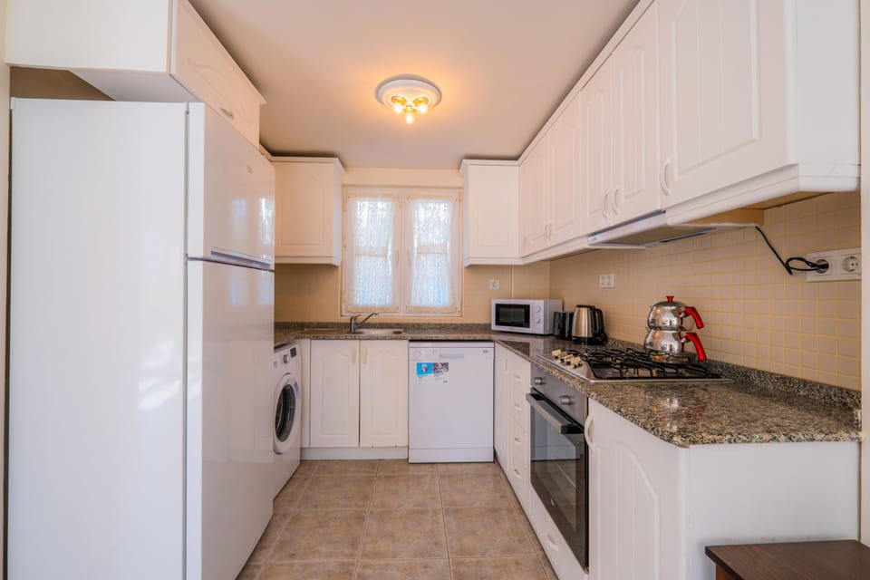 Deluxe Villa | Private kitchen | Full-size fridge, microwave, oven, stovetop