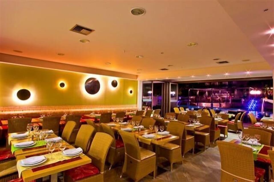2 restaurants; breakfast and dinner served