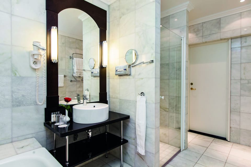 Suite | Bathroom | Combined shower/tub, free toiletries, hair dryer, towels