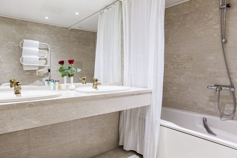Deluxe Room | Bathroom | Combined shower/tub, free toiletries, hair dryer, towels