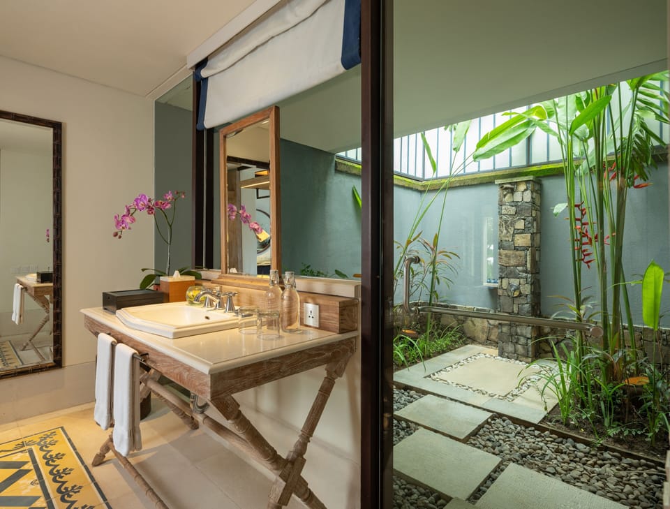 Narmada Panoramic Suite | Bathroom | Free toiletries, hair dryer, bathrobes, slippers