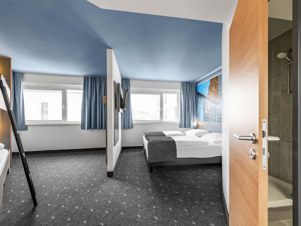 Quadruple Room | Desk, soundproofing, WiFi (free), bed sheets