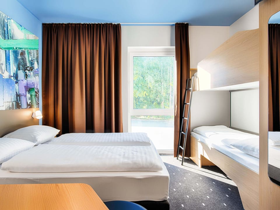 Quadruple Room | Desk, laptop workspace, soundproofing, WiFi (free)