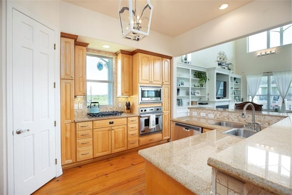 Viking Stainless appliances. Walk in pantry. Dishwasher. 