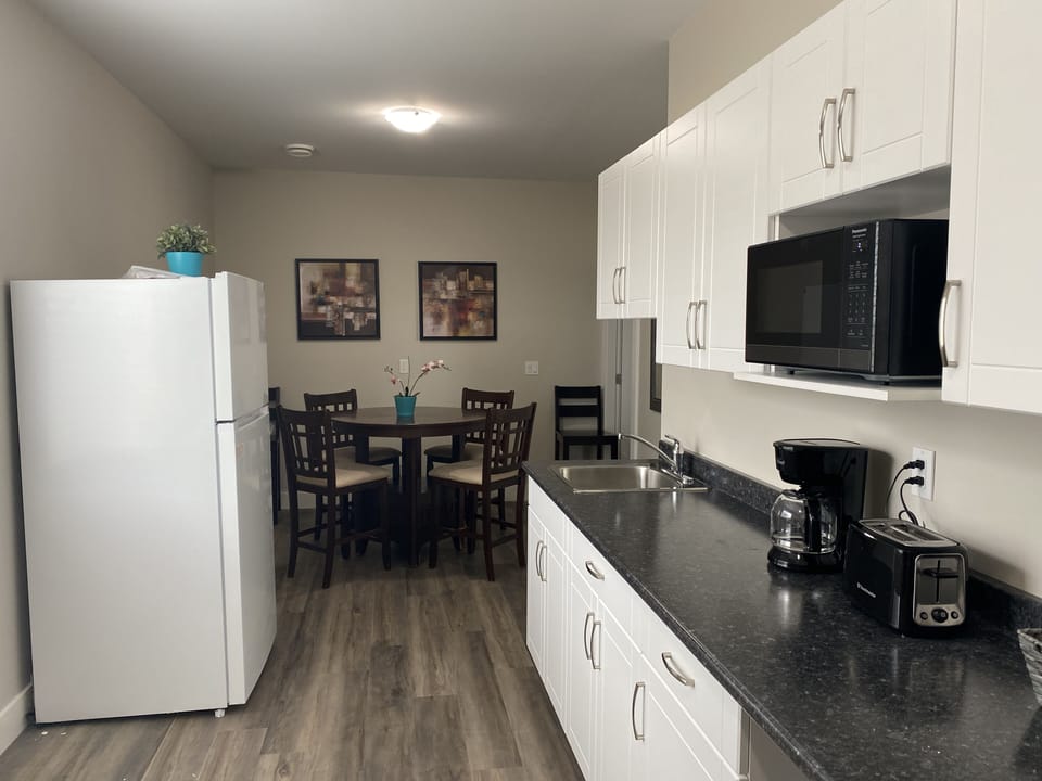 Full kitchenette, fridge, microwave, coffee maker, hotplate and kitchen utensils