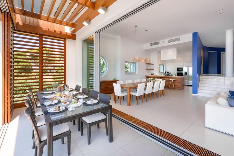 A large glass wall that divides the interior space on the ground floor of the luxury villa by the sea Brela Pride from the terrace with a swimming pool in Brela