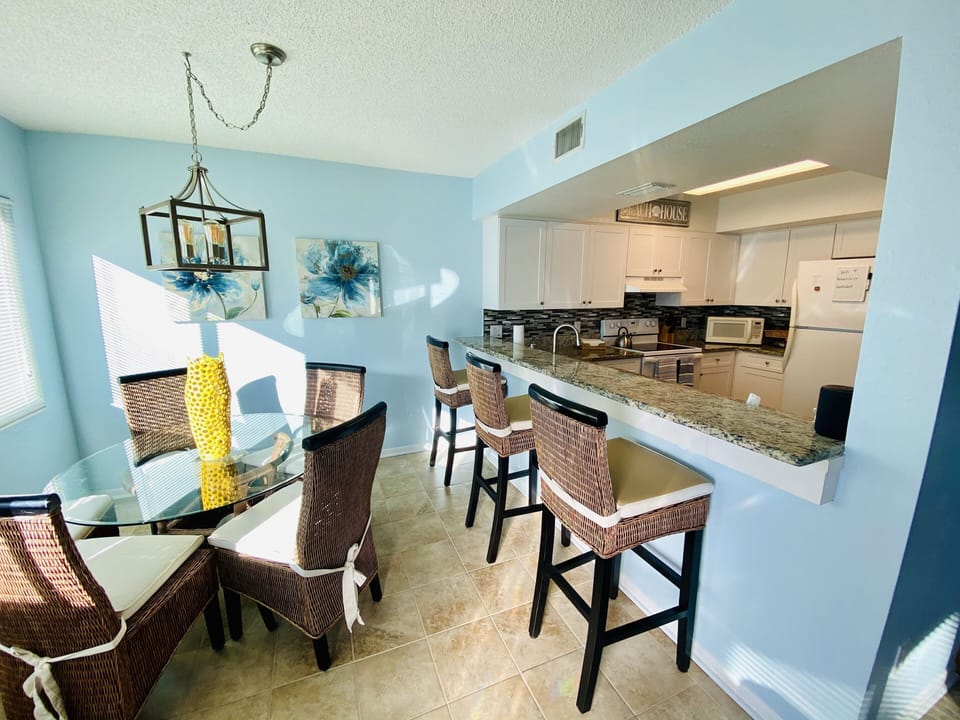 Kitchen eating area 