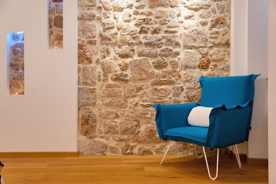 A sitting and resting area with a blue armchair in a luxury holiday villa in the center of Bol