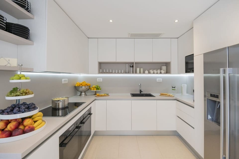 Fully equipped kitchen with oven, stove, fridge and fruit in a luxury holiday villa with a private pool in Brela