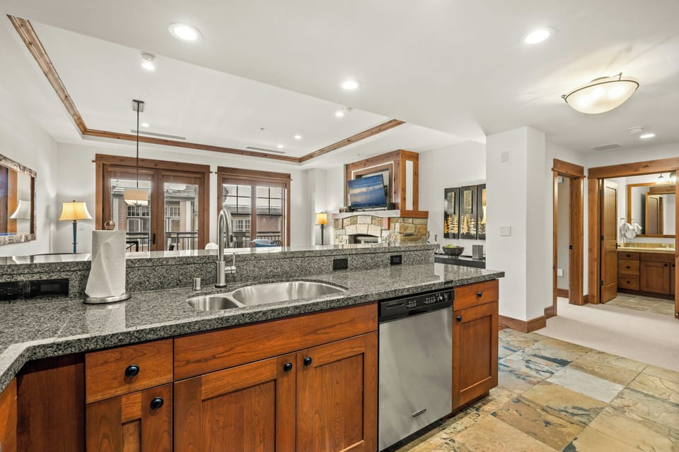 Room, 2 Bedrooms (BIg Horn Lodge) | Dining room