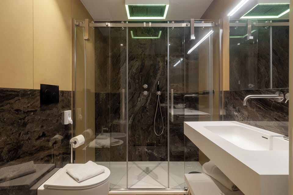 Family Studio Suite | Bathroom | Shower, rainfall showerhead, hair dryer, bidet