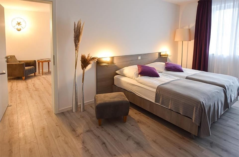 Hypo-allergenic bedding available, desk, WiFi (free), bed sheets