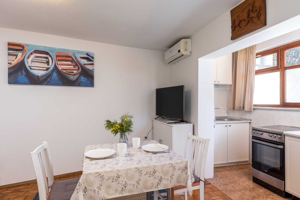 Apartment (One-Bedroom Apartment) | Private kitchen | Fridge, microwave