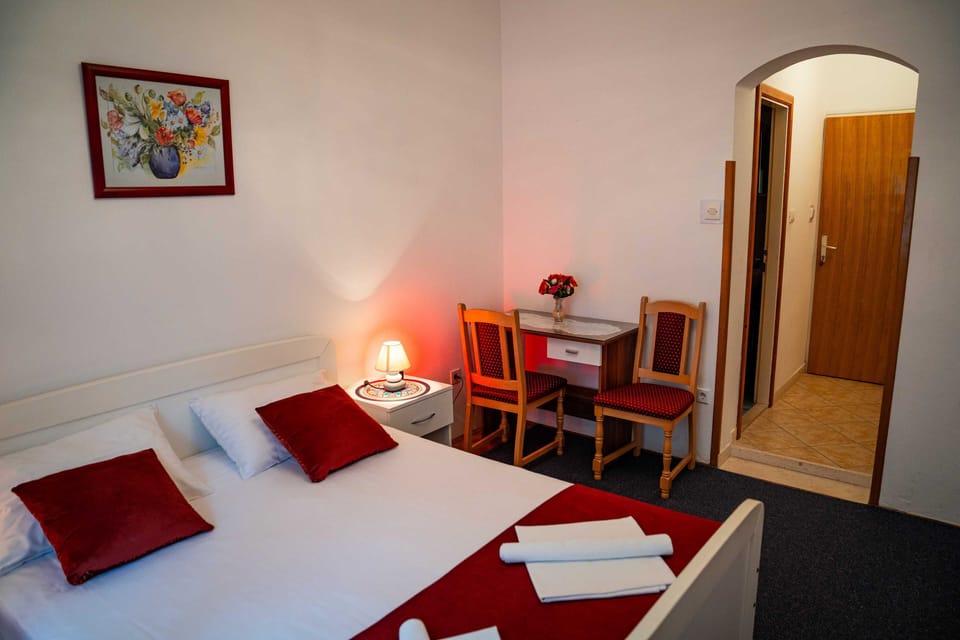 Double Room (Double Room) | 8 bedrooms, free WiFi