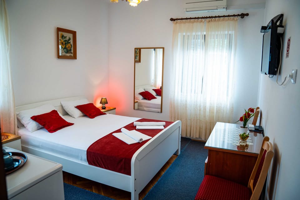 Double Room (Double Room) | 8 bedrooms, free WiFi