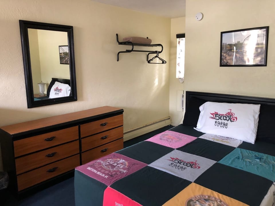 Standard Room, 1 Queen Bed, Non Smoking | Desk, laptop workspace, WiFi (free), bed sheets