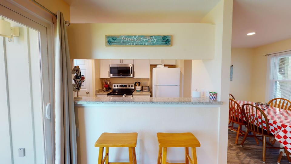 Breakfast Bar with Seating for 2