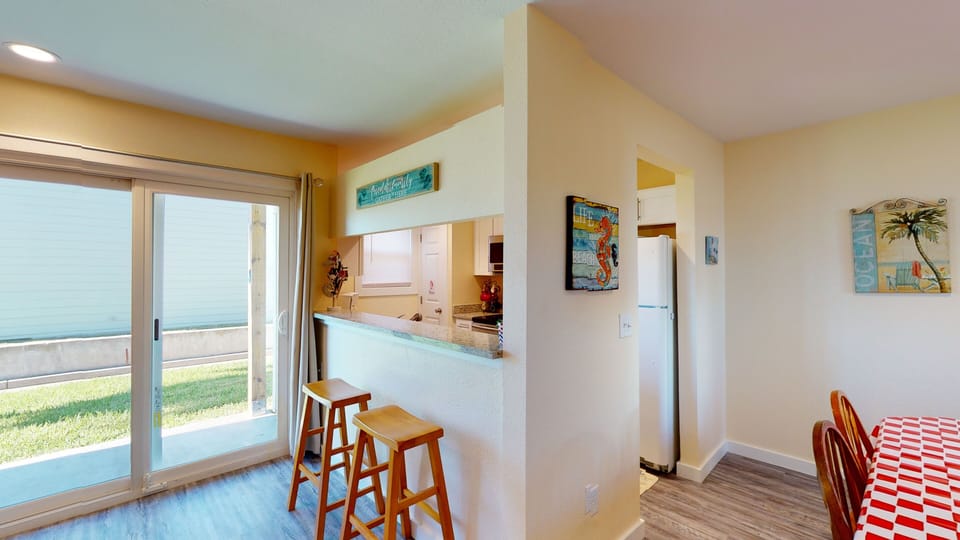 Breakfast Bar with Seating for 2