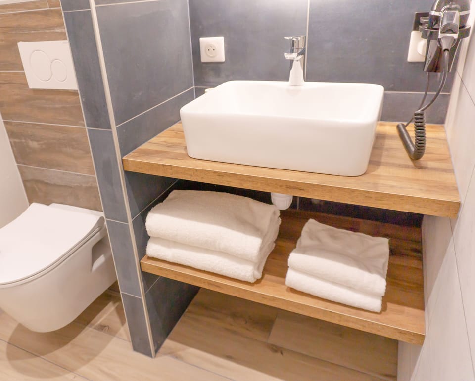 Superior Double Room | Bathroom | Shower, hair dryer, towels