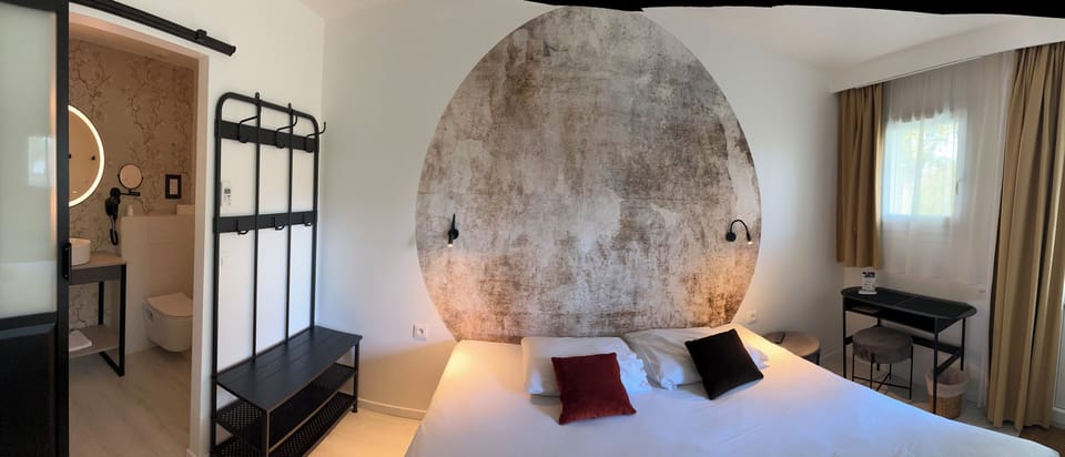 Comfort Double Room | Desk, blackout drapes, soundproofing, iron/ironing board