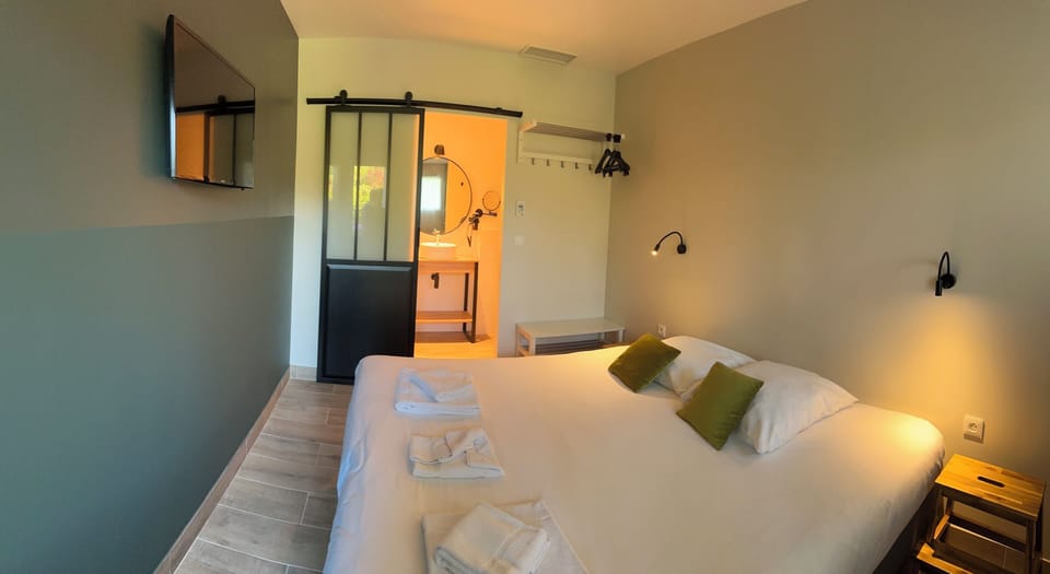 Standard Double Room | Desk, blackout drapes, soundproofing, iron/ironing board