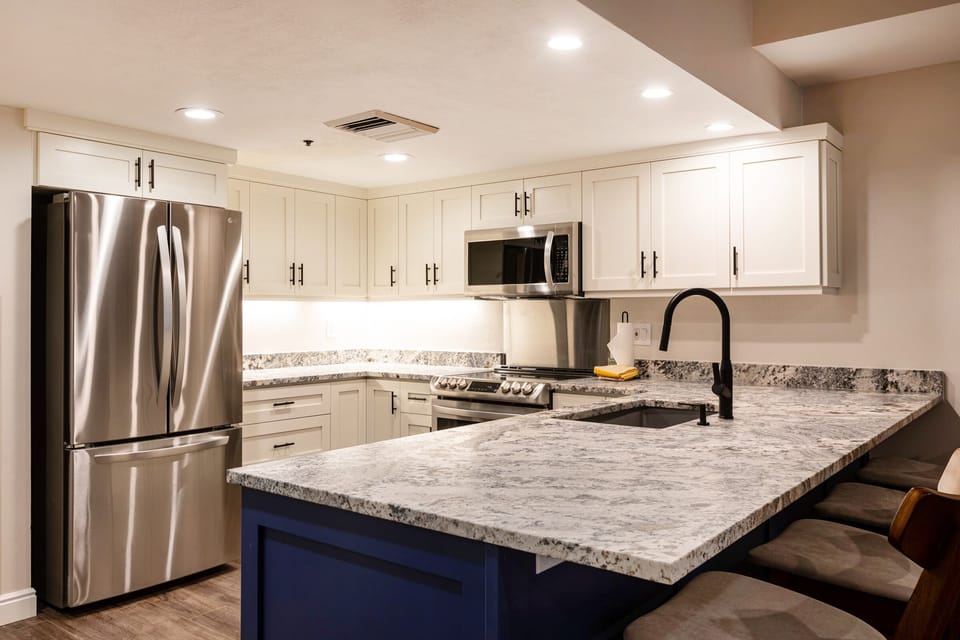Fully equipped big kitchen with gorgeous countertops and cabinetry