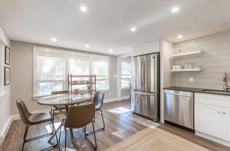 Kitchen with eat-in dining area
