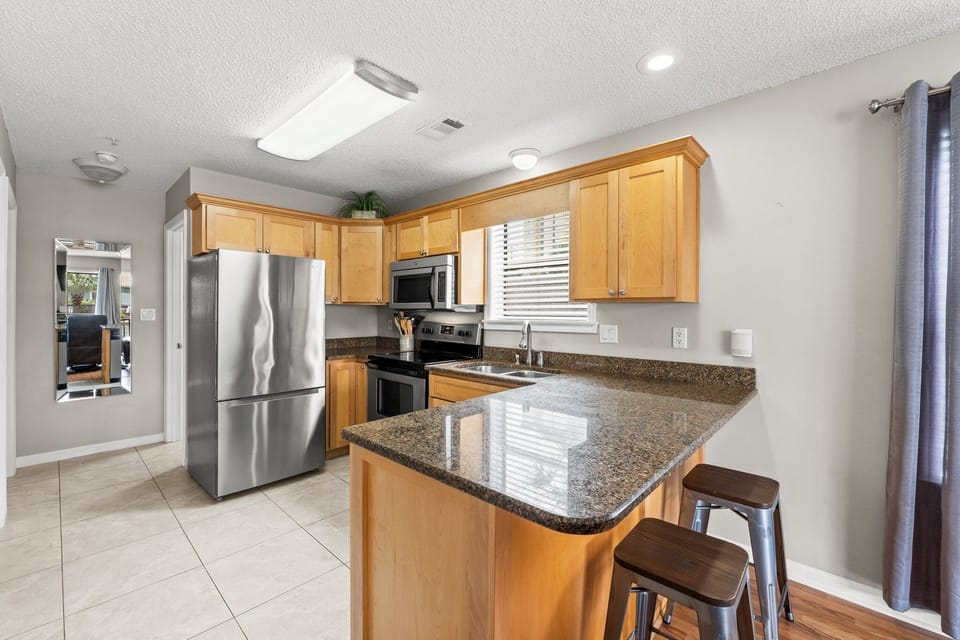 Cozy kitchen that offers all the nessesities needed to create and quick meal or sometheing more gourment.