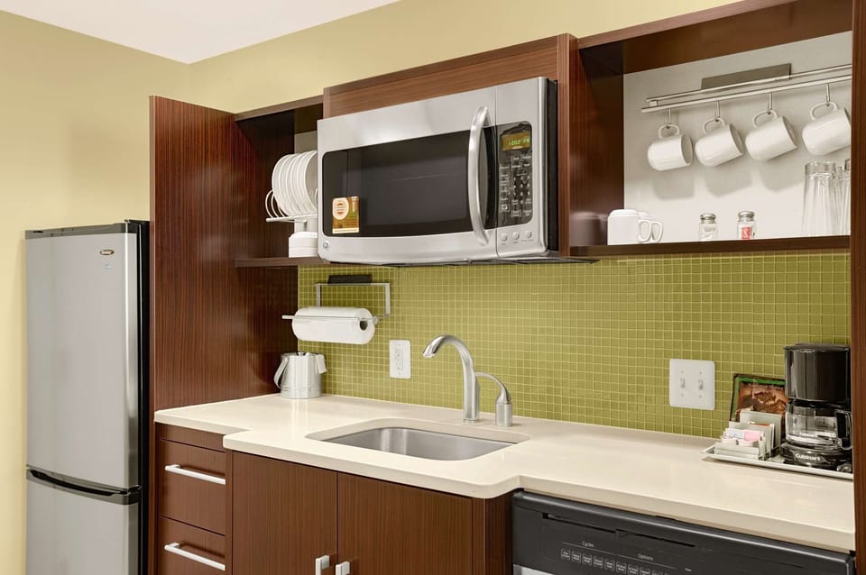 Full-size fridge, microwave, dishwasher, coffee/tea maker