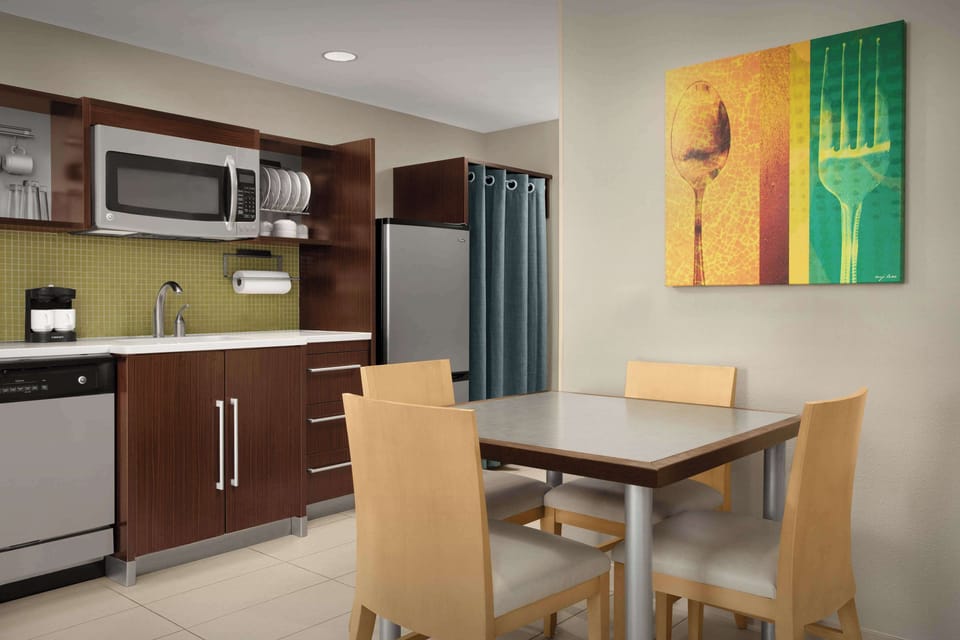 Full-size fridge, microwave, dishwasher, coffee/tea maker