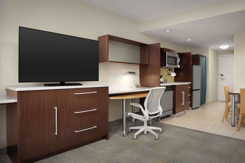 Full-size fridge, microwave, dishwasher, coffee/tea maker