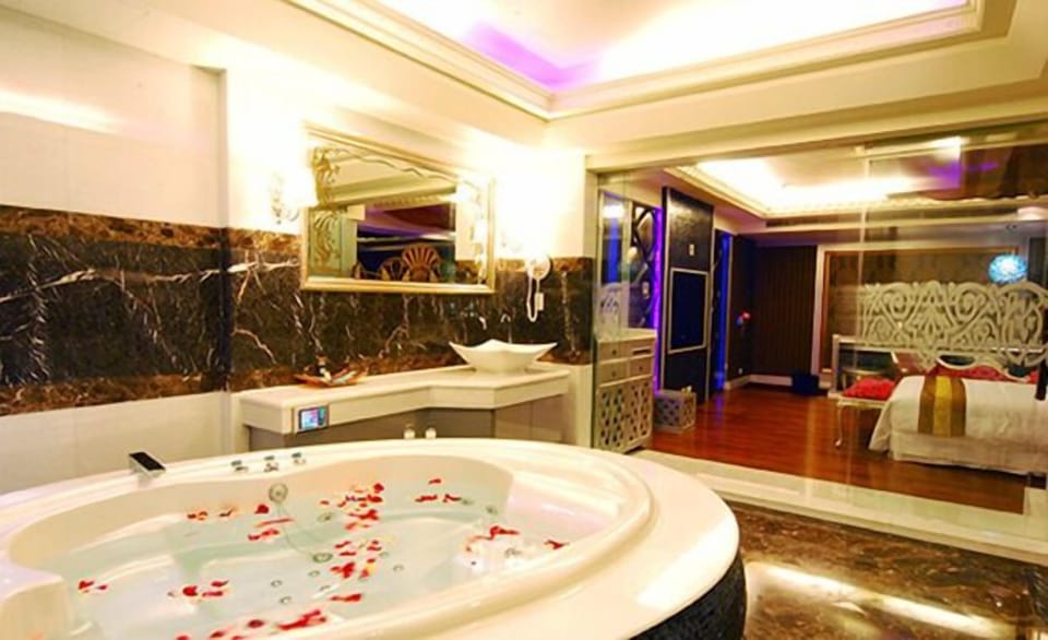 Deluxe Double Room | Bathroom | Separate tub and shower, jetted tub, rainfall showerhead