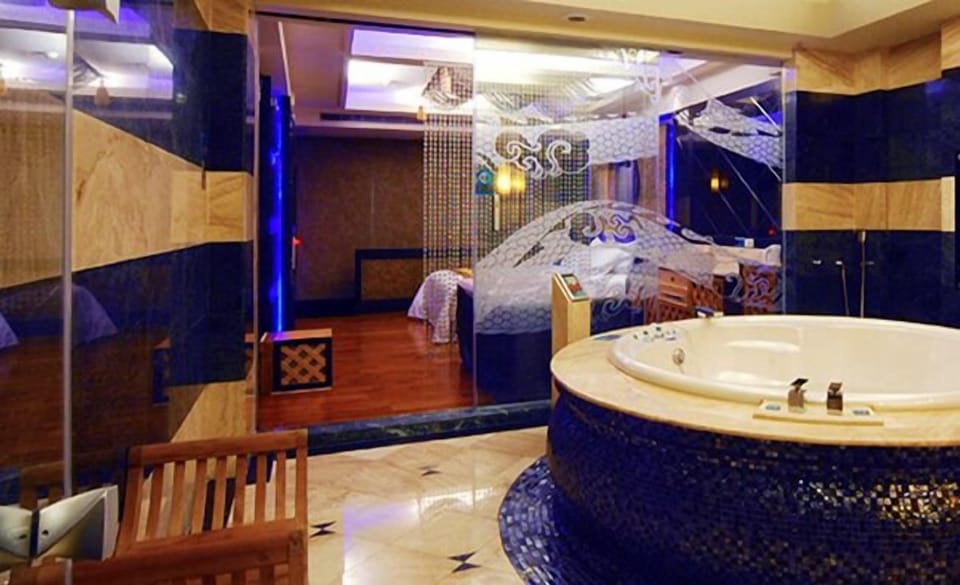Standard Double Room | Bathroom | Separate tub and shower, jetted tub, rainfall showerhead