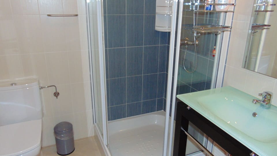 common bathroom.
Shower cubicle.

