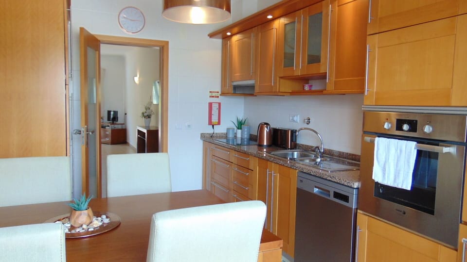 Well equipped kitchen.
Oven, microwave, fridge/freezer.
Washing machine.