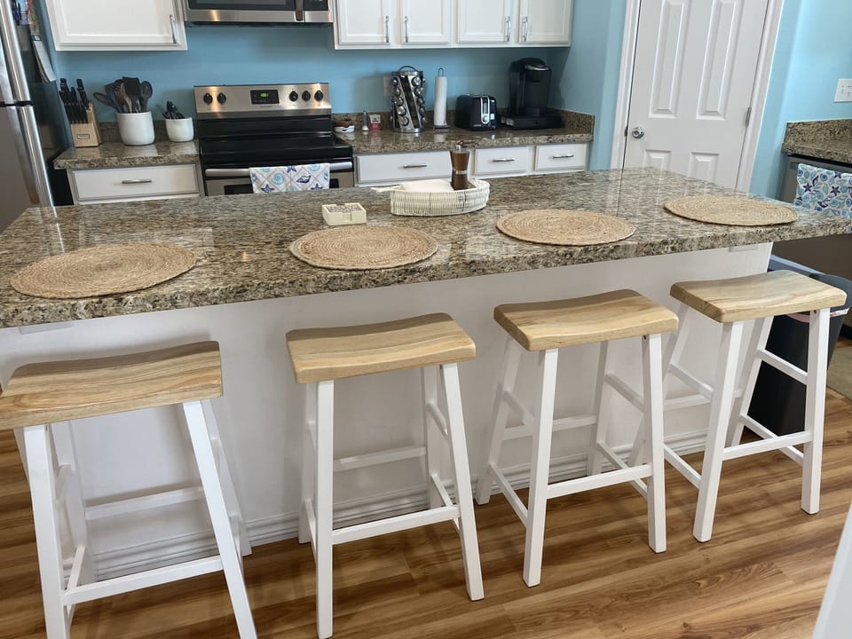 Large island with seating for 4.