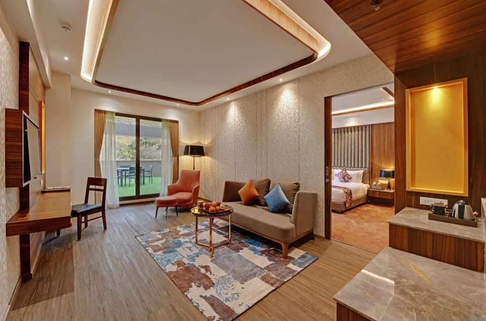 Fern Club Suite | Egyptian cotton sheets, premium bedding, minibar, in-room safe