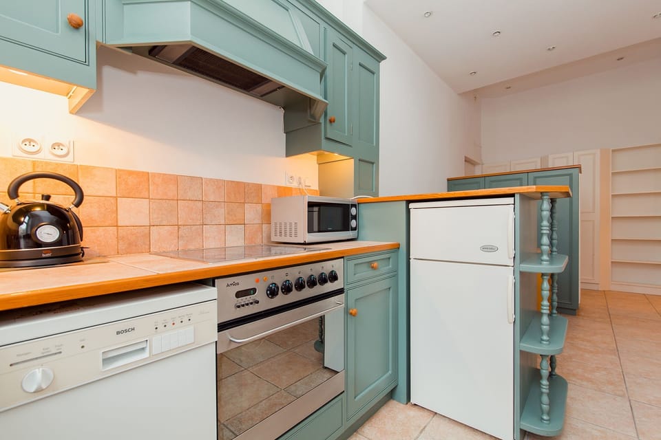 Comfort Apartment | Private kitchen | Full-size fridge, microwave, oven, stovetop