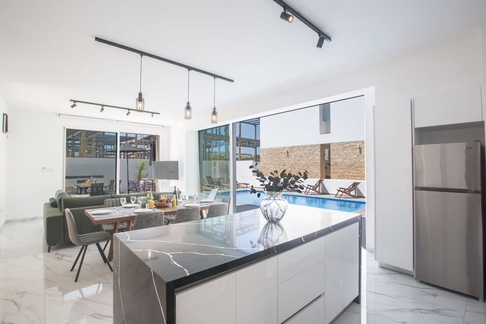 Kitchen fully equipped with all appliances and breakfast bar