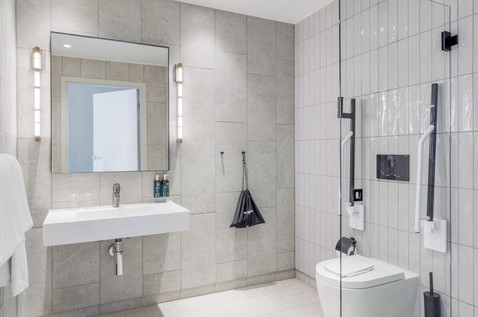 Superior Double Room | Bathroom | Shower, free toiletries, hair dryer