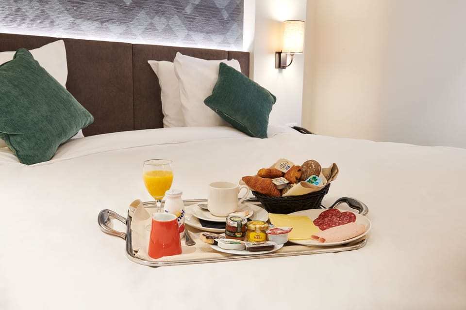 Deluxe Room, 1 King Bed, Non Smoking | Minibar, in-room safe, desk, laptop workspace