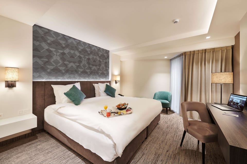 Deluxe Room, 1 King Bed, Non Smoking | Minibar, in-room safe, desk, laptop workspace