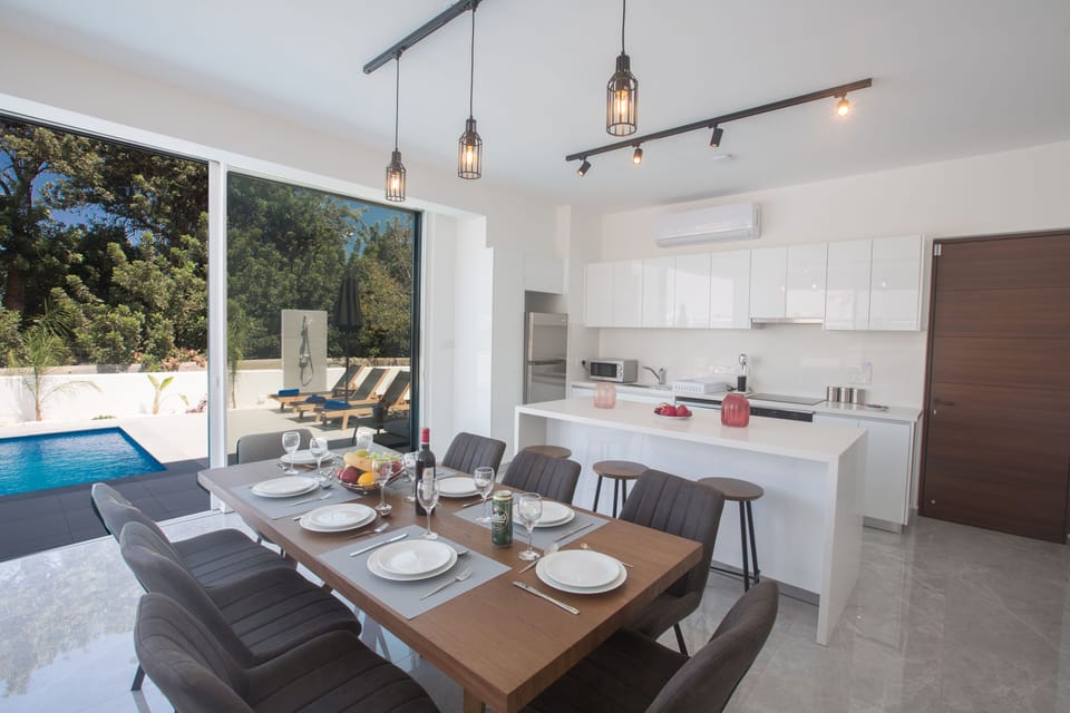 Dining area and breakfast bar with extra seating for 3 persons