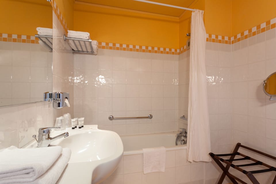 Combined shower/tub, deep soaking tub, hair dryer, towels