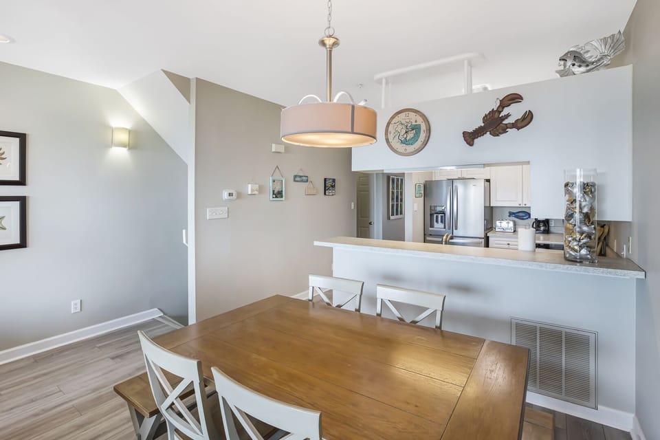 Dining/kitchen area
(Middle Floor)