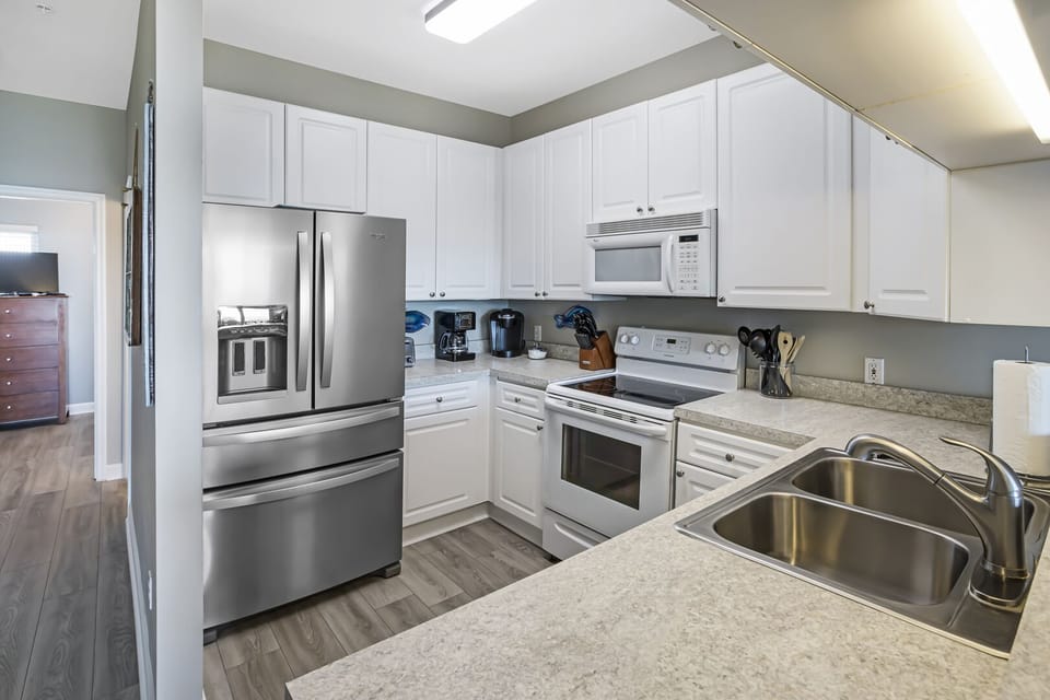 Kitchen
(Middle Floor)