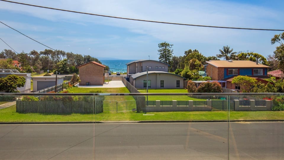 Amazing beach only a few minutes walk away, Easy access to an amazing surf beach for surfing