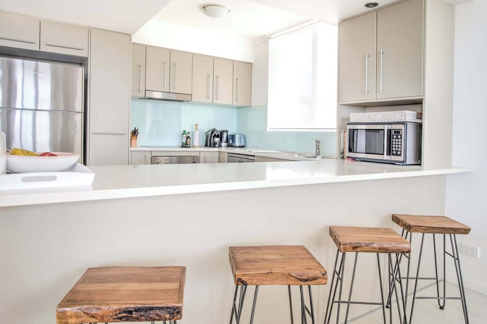 Large fully equipped kitchen with seating for 4 at the breakfast bar.