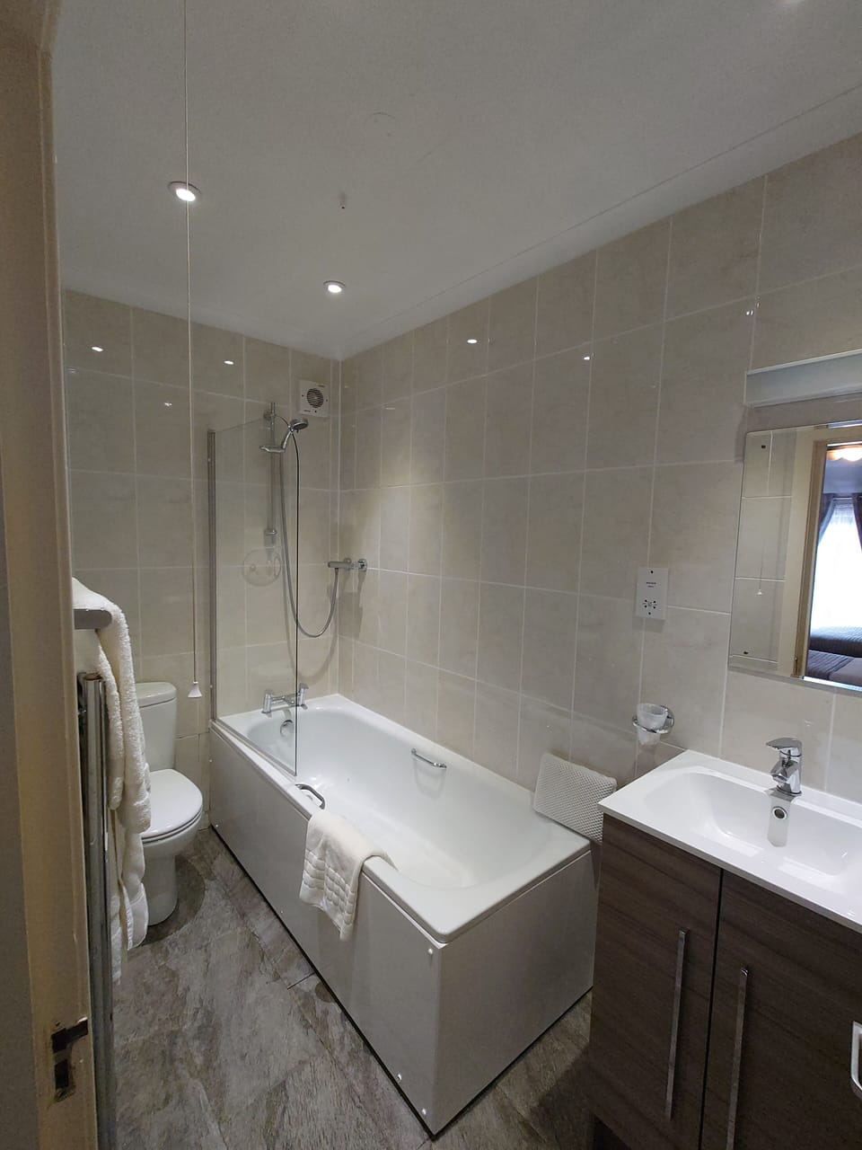 Standard Twin Room | Bathroom | Combined shower/tub, free toiletries, hair dryer, towels